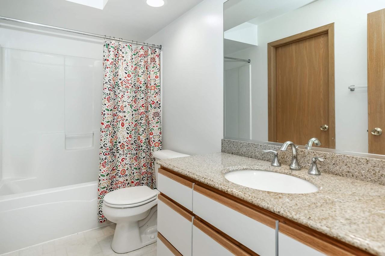 Hunter Star - Photo 3 of 50