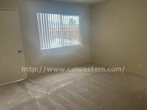 730 Banff St - Photo 3 of 9