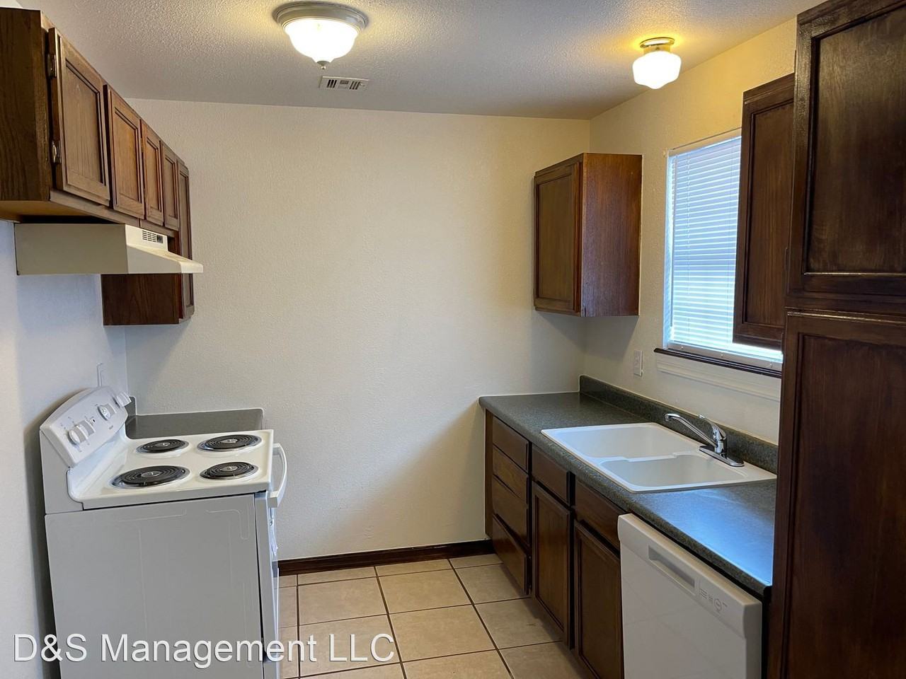 749 Sw 13th St - Photo 2 of 10