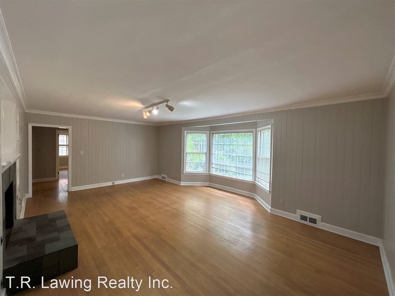 2933 Robin Rd - Photo 3 of 13