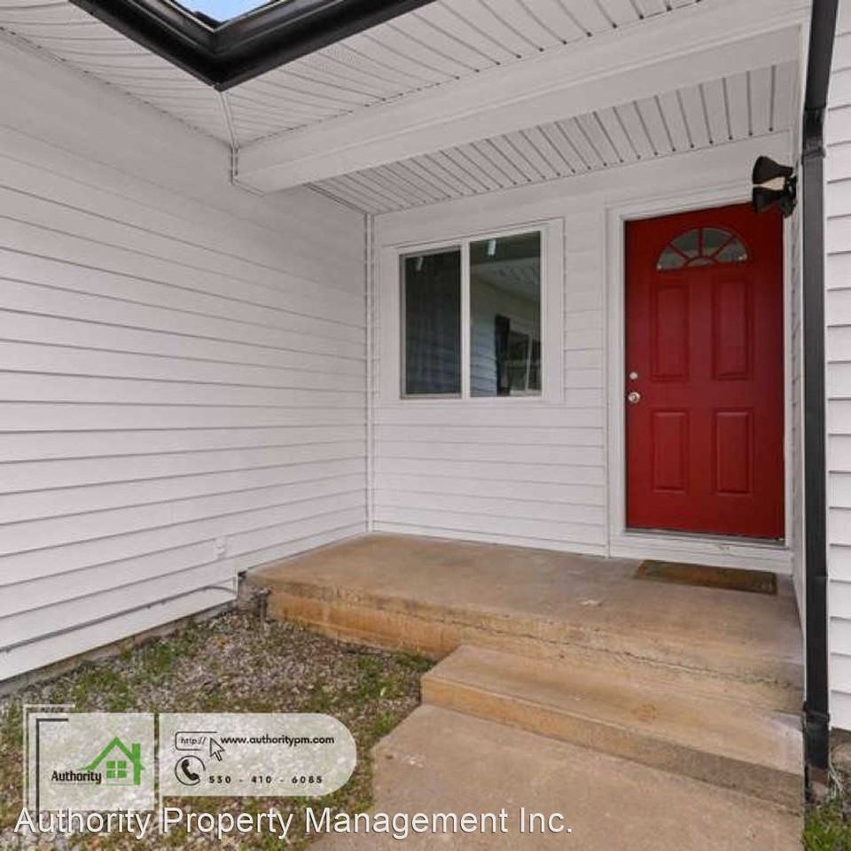 1695 Mistletoe Ln - Photo 2 of 36