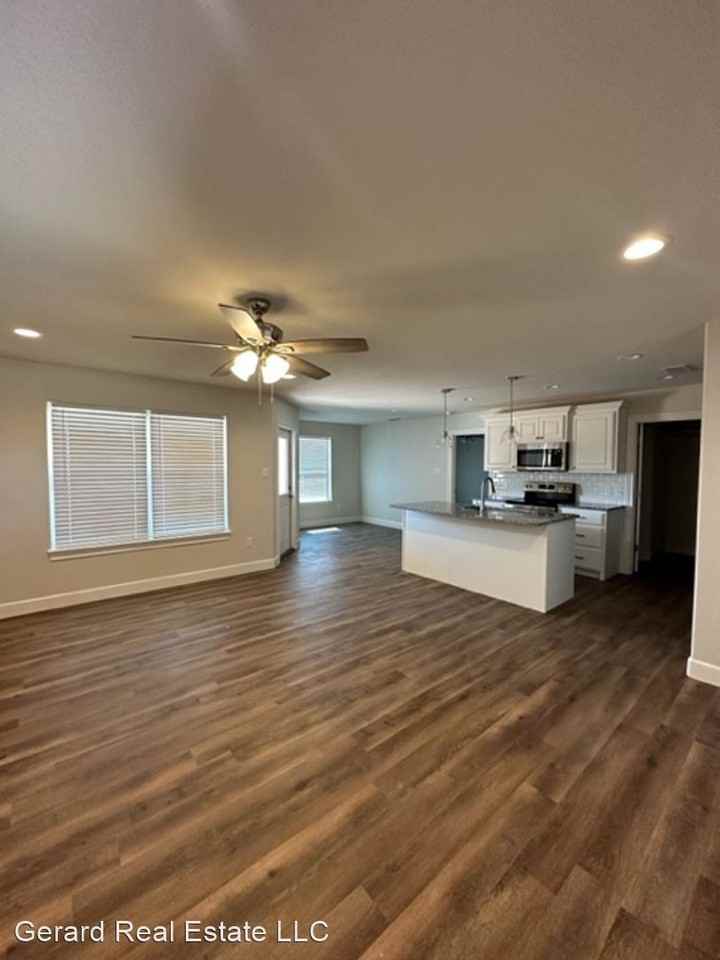 1613 Sweetwater Ln - Photo 2 of 19