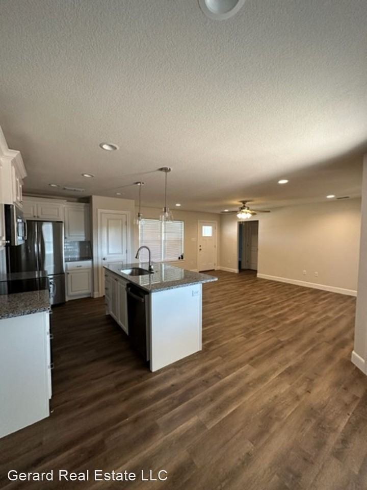 1613 Sweetwater Ln - Photo 3 of 19