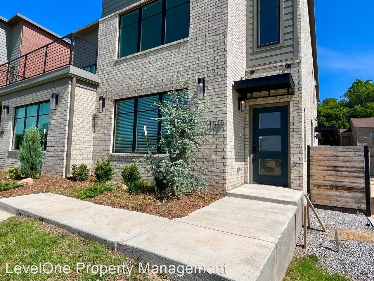 1315 Ne 6th St - Photo 2 of 20