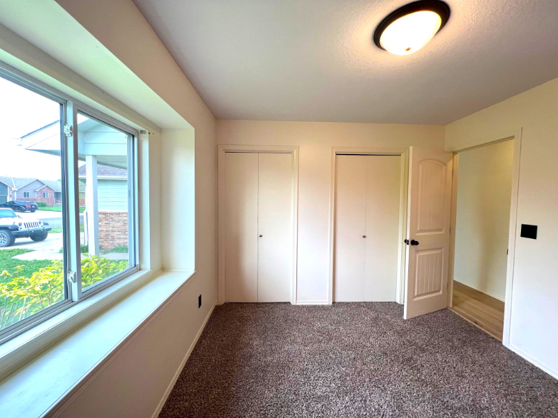 2206 W Schoolhouse St - Photo 3 of 26