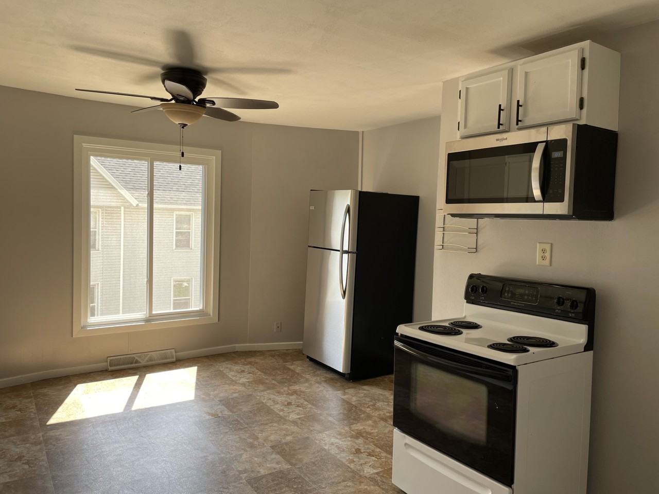 406 E Holum St - Photo 2 of 15