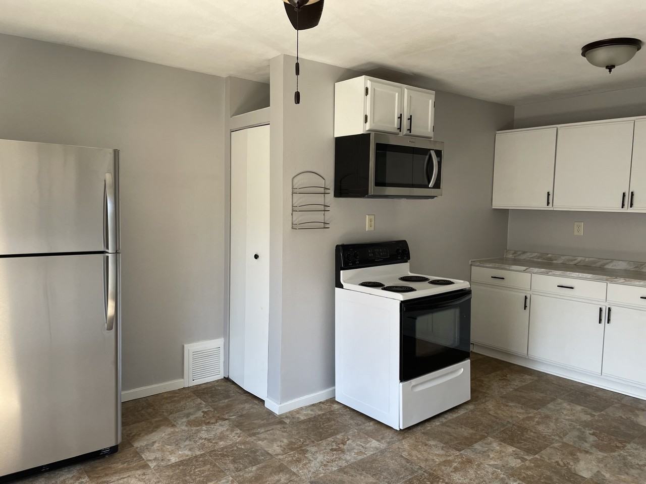 406 E Holum St - Photo 3 of 15