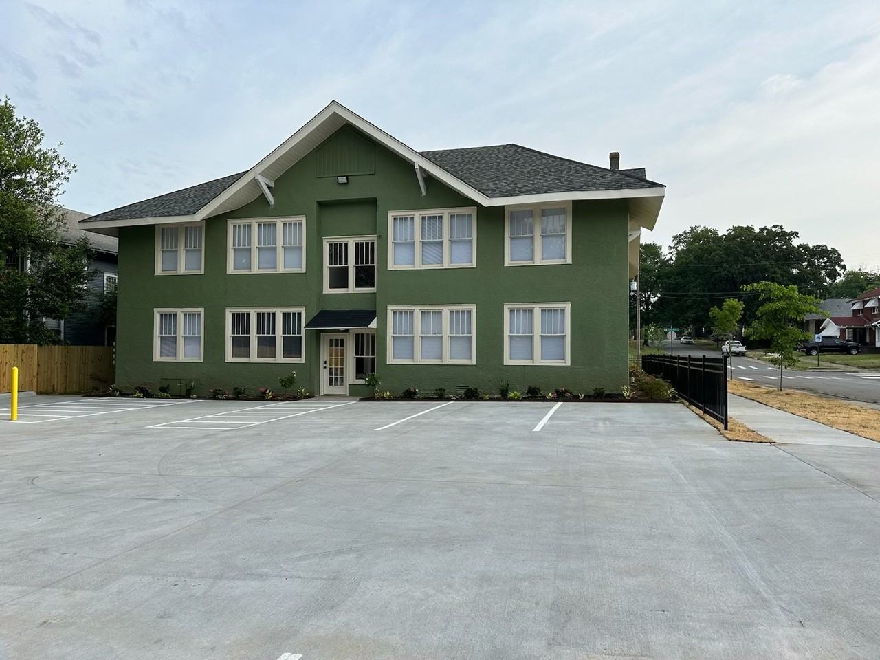 Arlington Apartments - Photo 2 of 14