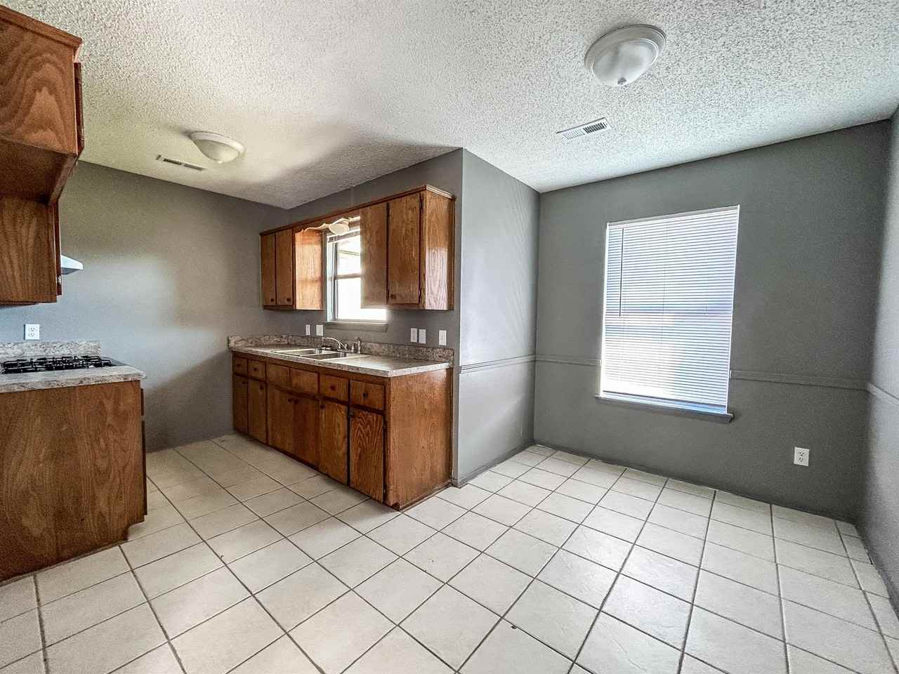 112 Saskatchewan Rd #1 - Photo 4 of 10