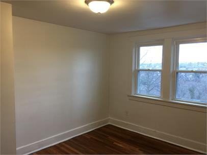 1009 Mirror St - Photo 3 of 9