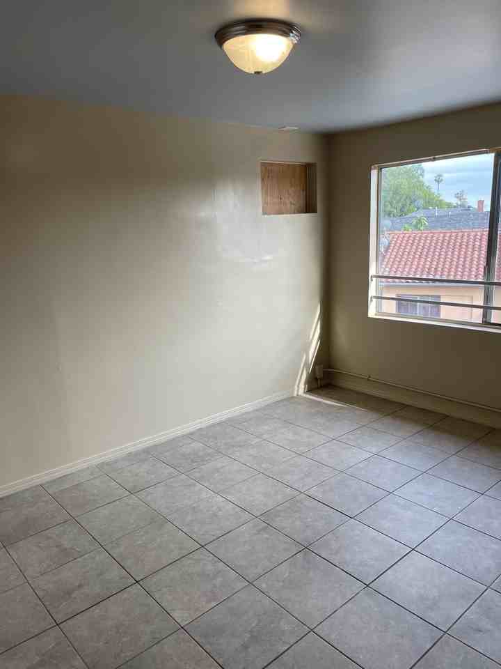 858 & 864 East Mission Apartments - Photo 3 of 7