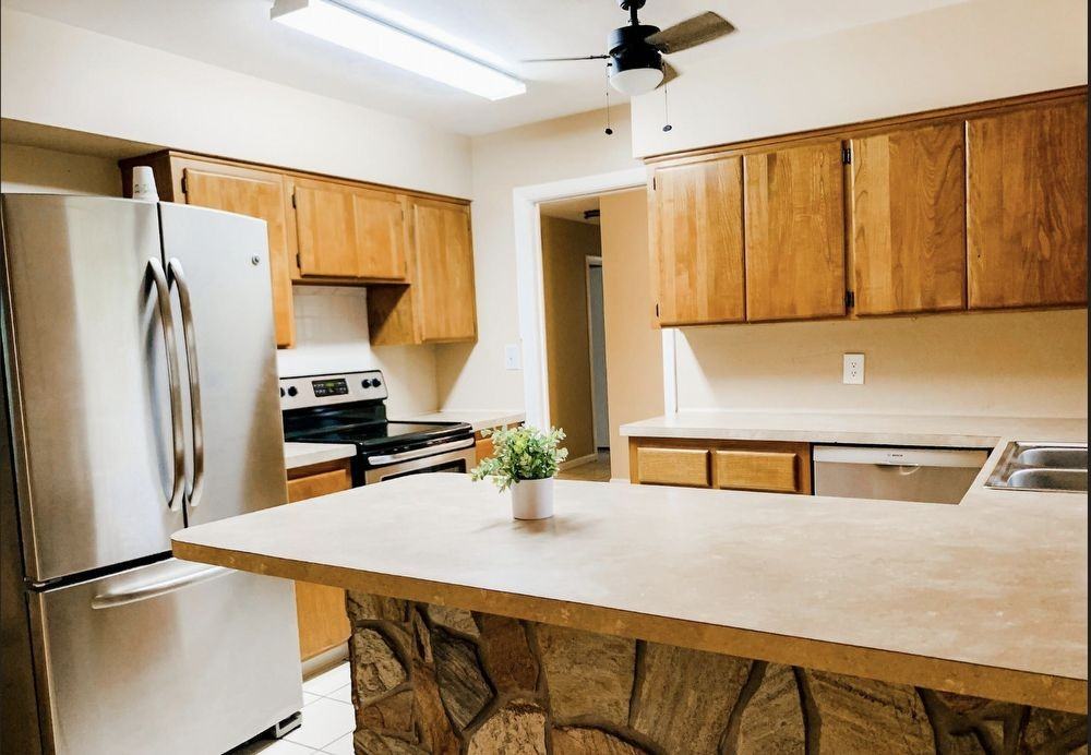 1037 Fairlawn Dr - Photo 2 of 11