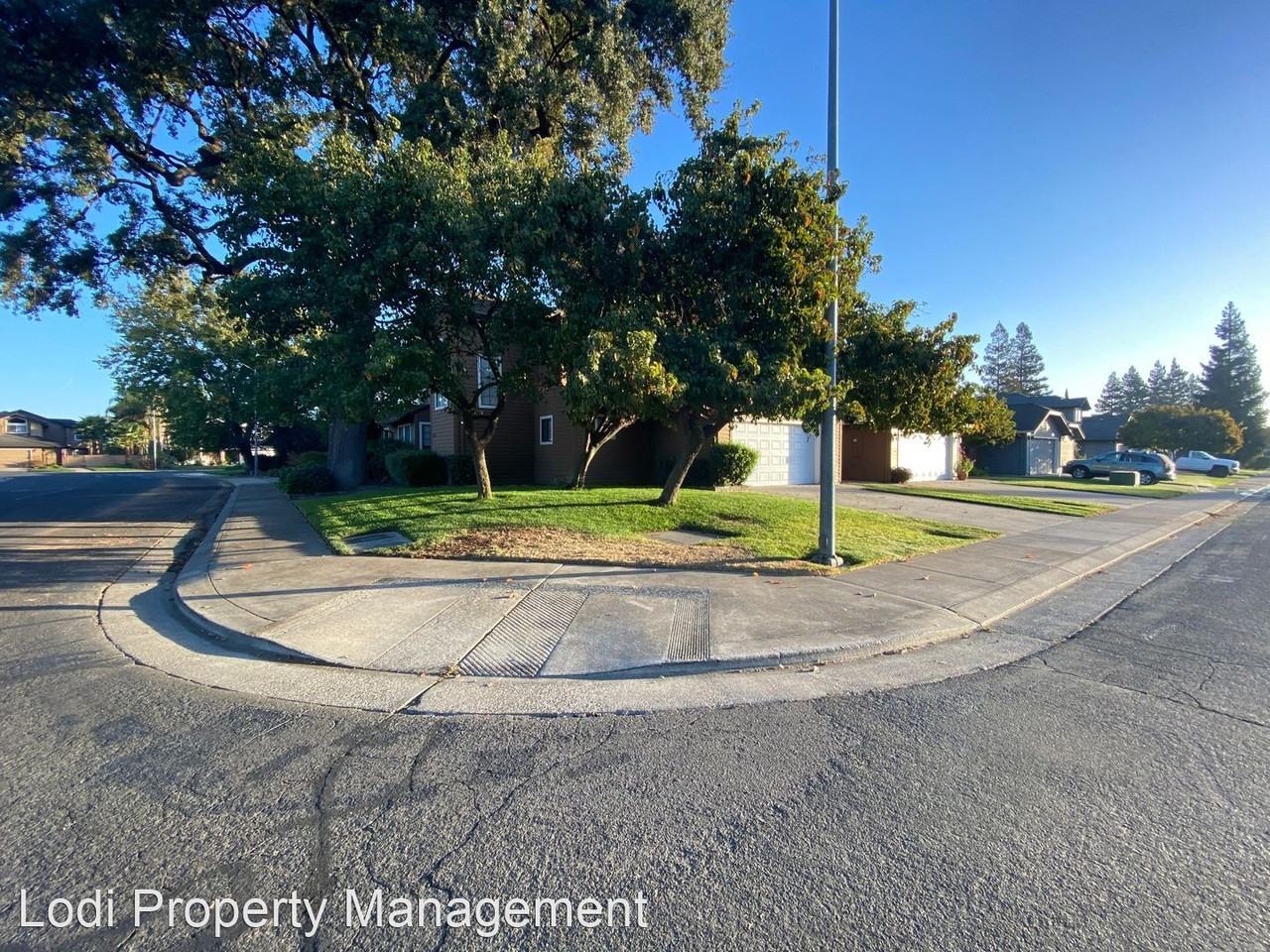 1812 Newport Dr - Photo 3 of 23