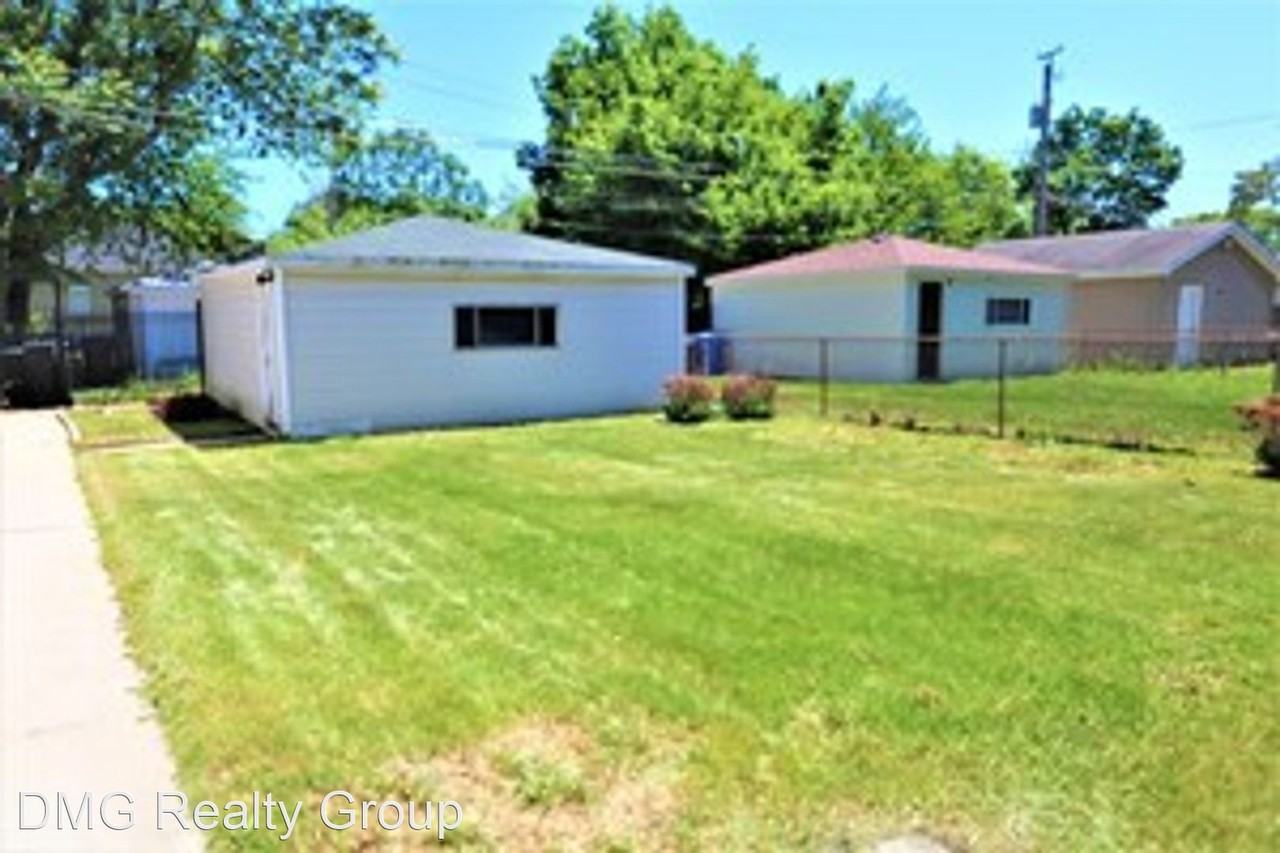 7941 S Clyde Ave - Photo 2 of 32