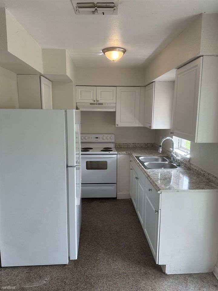 2829 N Martha Ave - Photo 2 of 11