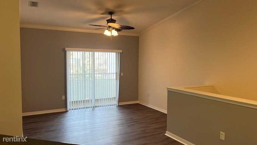 343 Se Rogers Ct - Photo 2 of 7