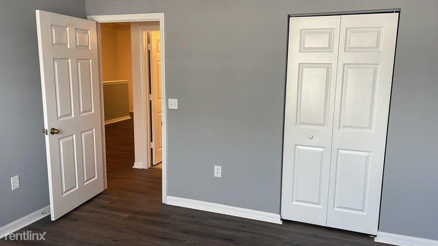 343 Se Rogers Ct - Photo 3 of 7