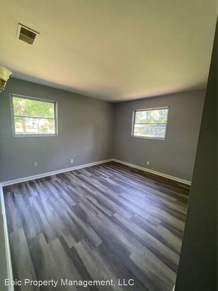 922 King Richard Dr - Photo 3 of 14