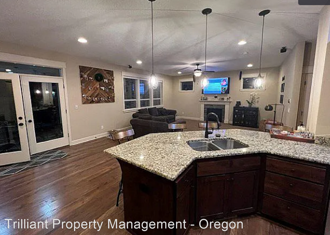 1711 Aldine Dr Ne - Photo 2 of 19