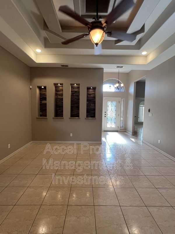4829 N 47th St - Photo 3 of 22