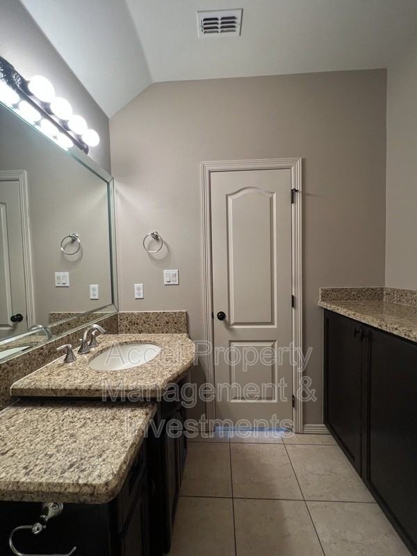 4829 N 47th St - Photo 4 of 22