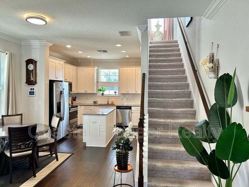 532 Jetstar Ln - Photo 4 of 35