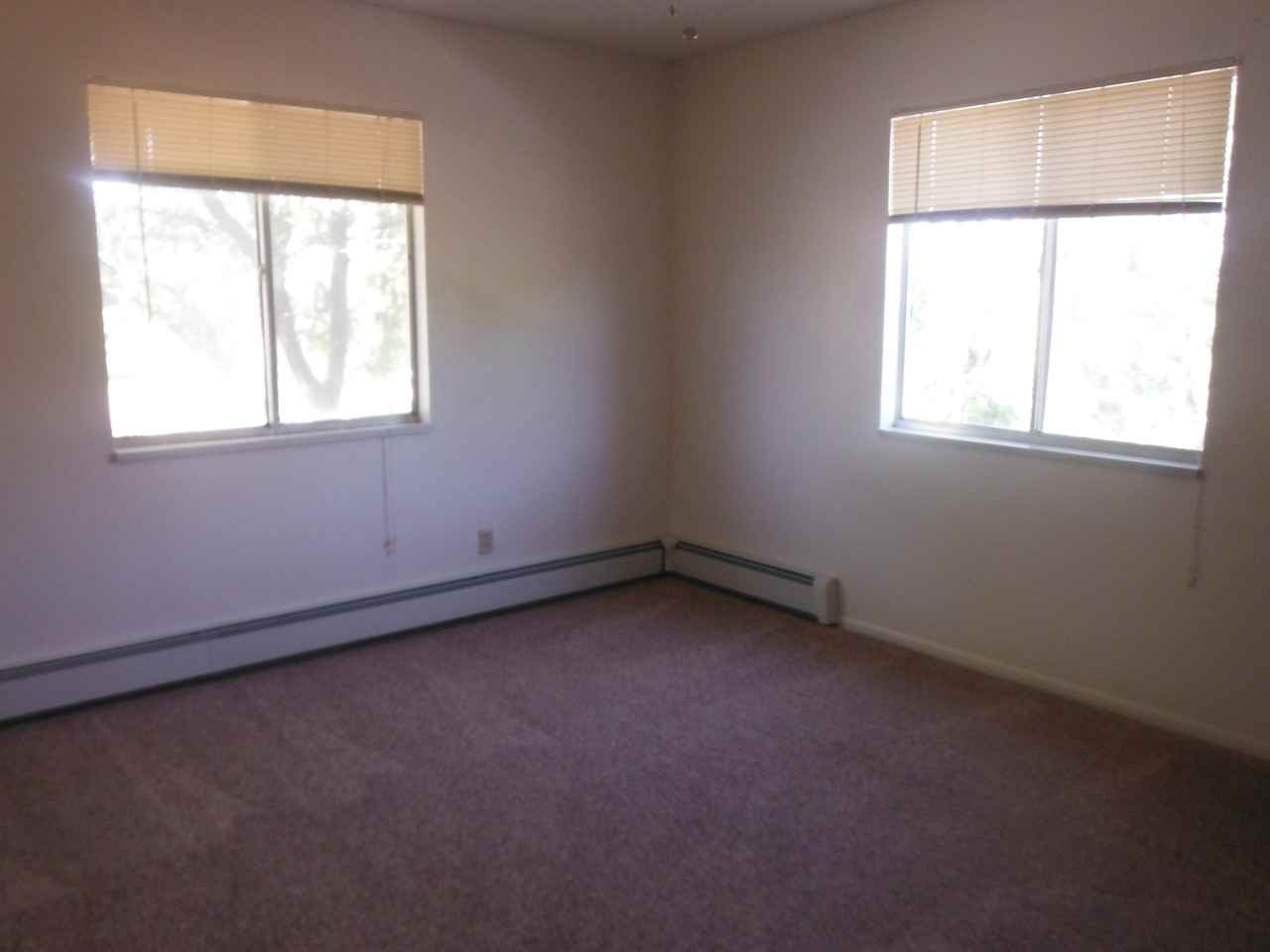 402 Dressell Dr - Photo 2 of 8