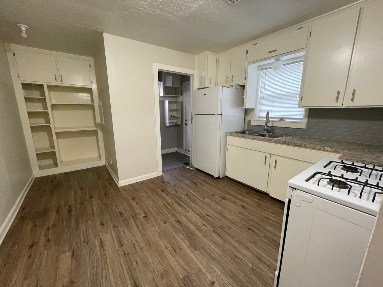 1136 S Bonn St - Photo 3 of 11