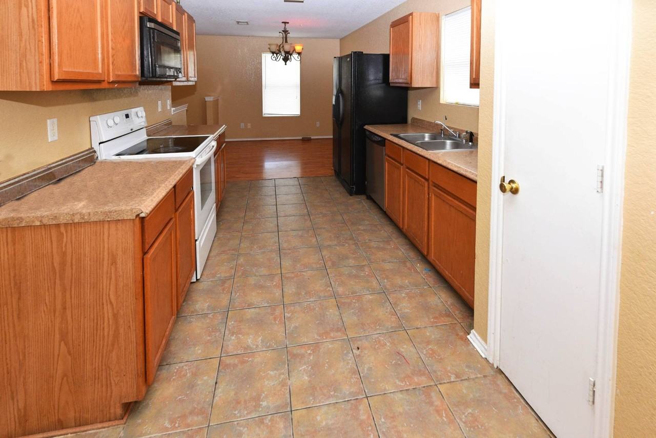 2409 Gallop Dr - Photo 4 of 16