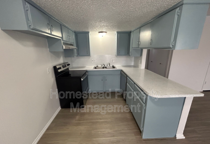 1002 Acacia Cir - Photo 3 of 11