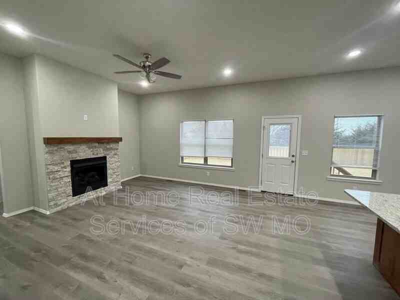 204 Hickory Hills St - Photo 2 of 13