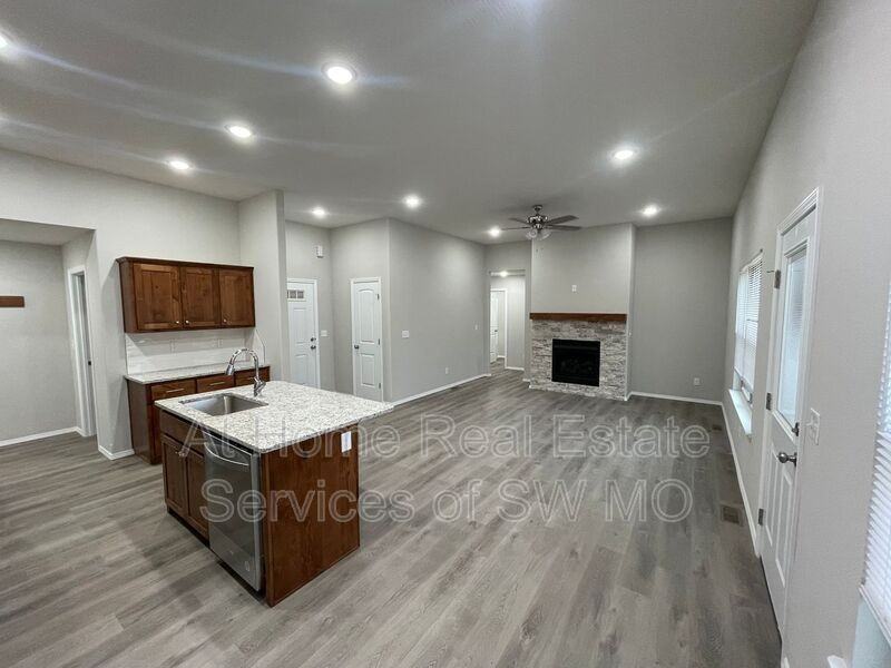 204 Hickory Hills St - Photo 3 of 13