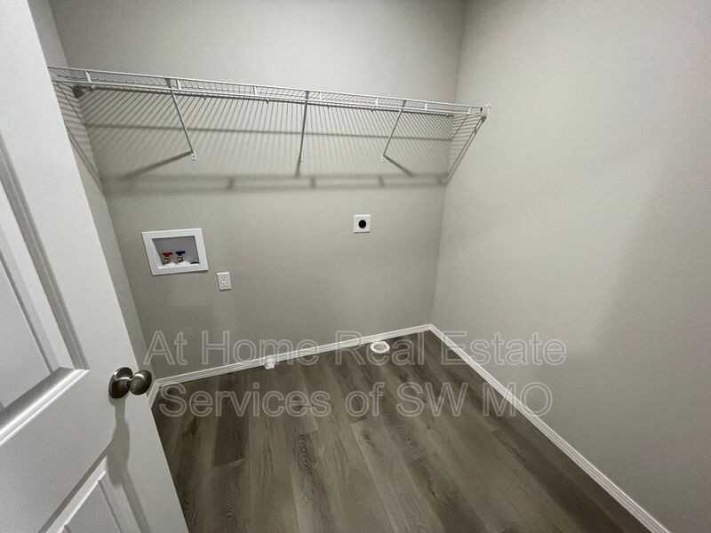204 Hickory Hills St - Photo 4 of 13
