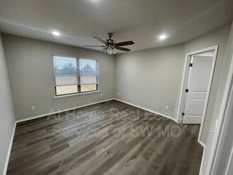 204 Hickory Hills St - Photo 5 of 13