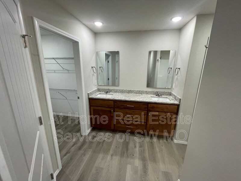 204 Hickory Hills St - Photo 6 of 13