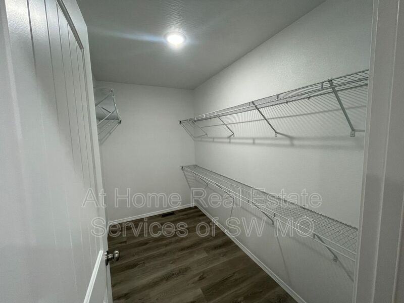 204 Hickory Hills St - Photo 7 of 13