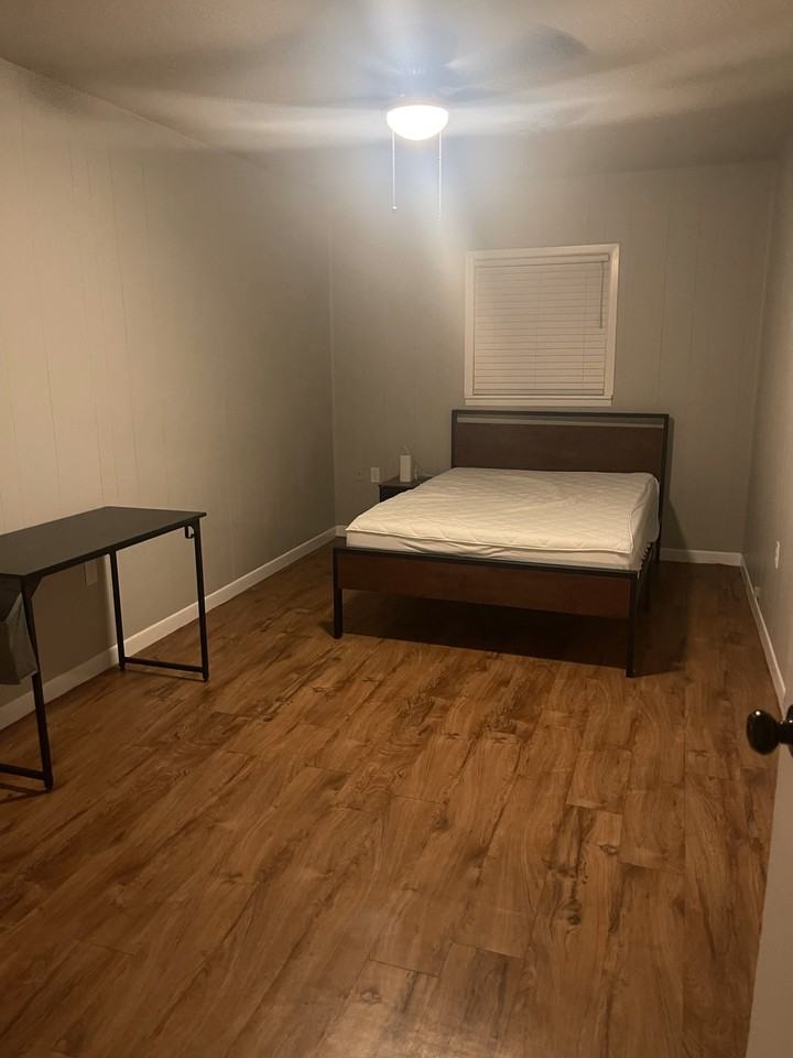 2202 58th St #4 - Photo 3 of 3