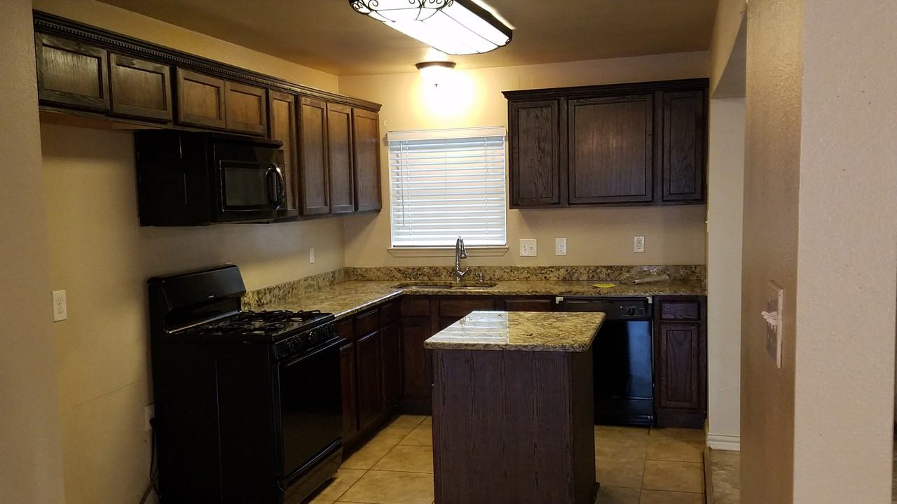 1820 Buena Vista St #NA - Photo 2 of 3