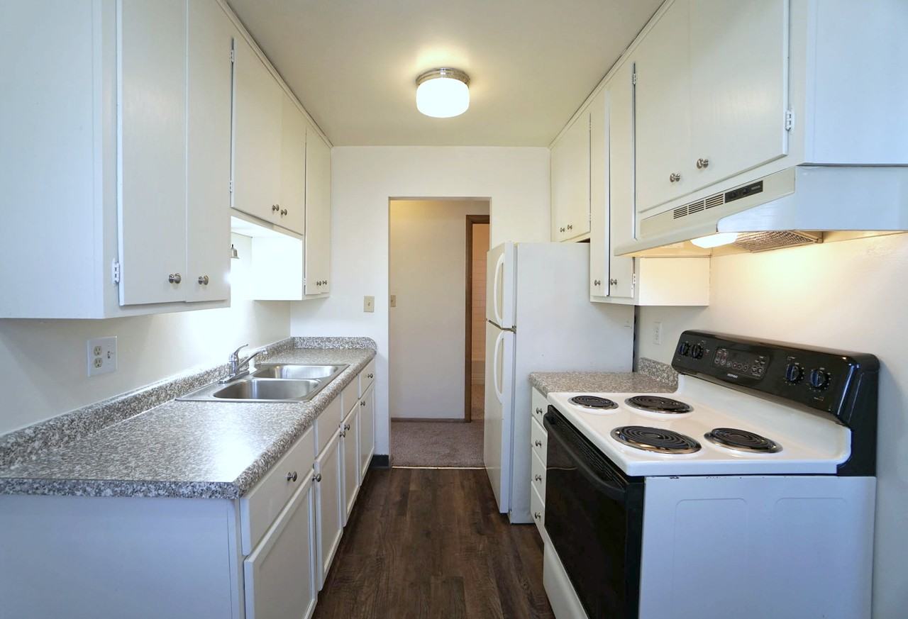 English Conway Place - Photo 3 of 29