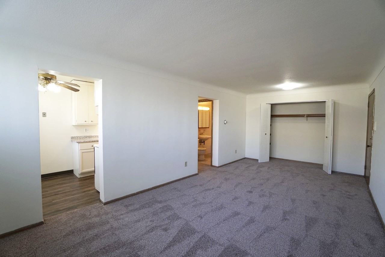 English Conway Place - Photo 6 of 29