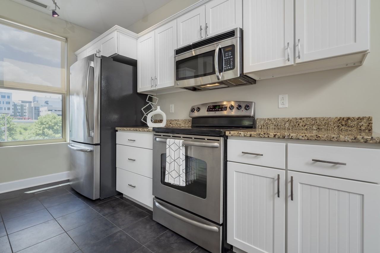 Icon on Bond - Photo 2 of 15