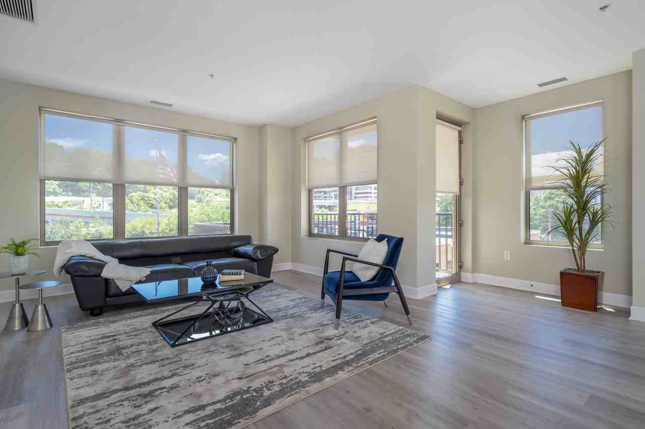 Icon on Bond - Photo 5 of 15