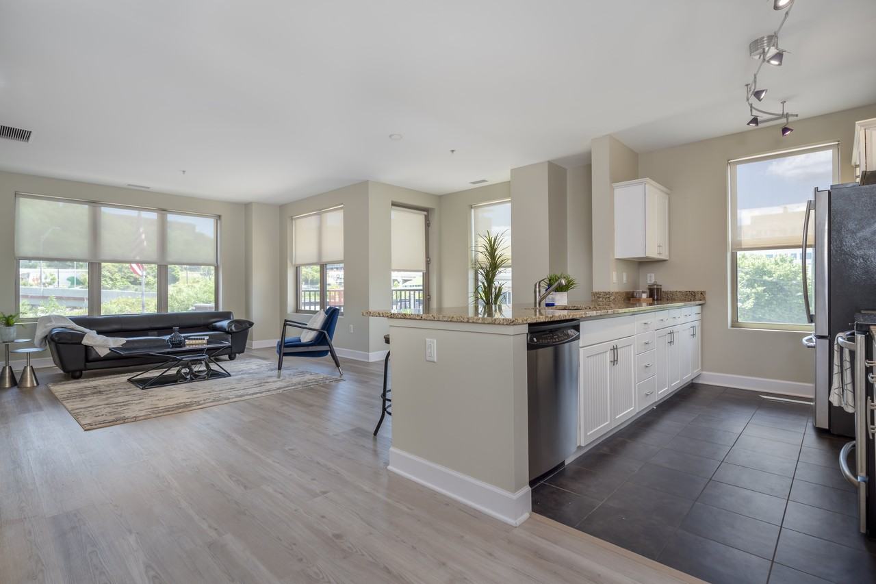 Icon on Bond - Photo 6 of 15