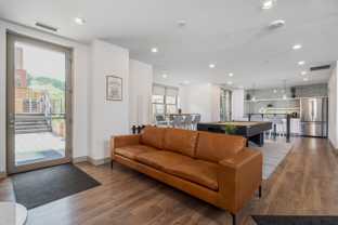 Icon on Bond - Photo 1 of 1