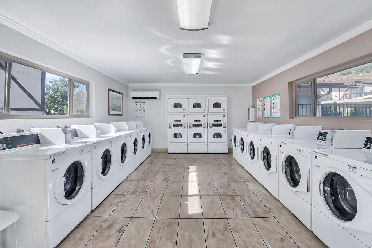 WINDSOR MANOR III - Photo 3 of 14