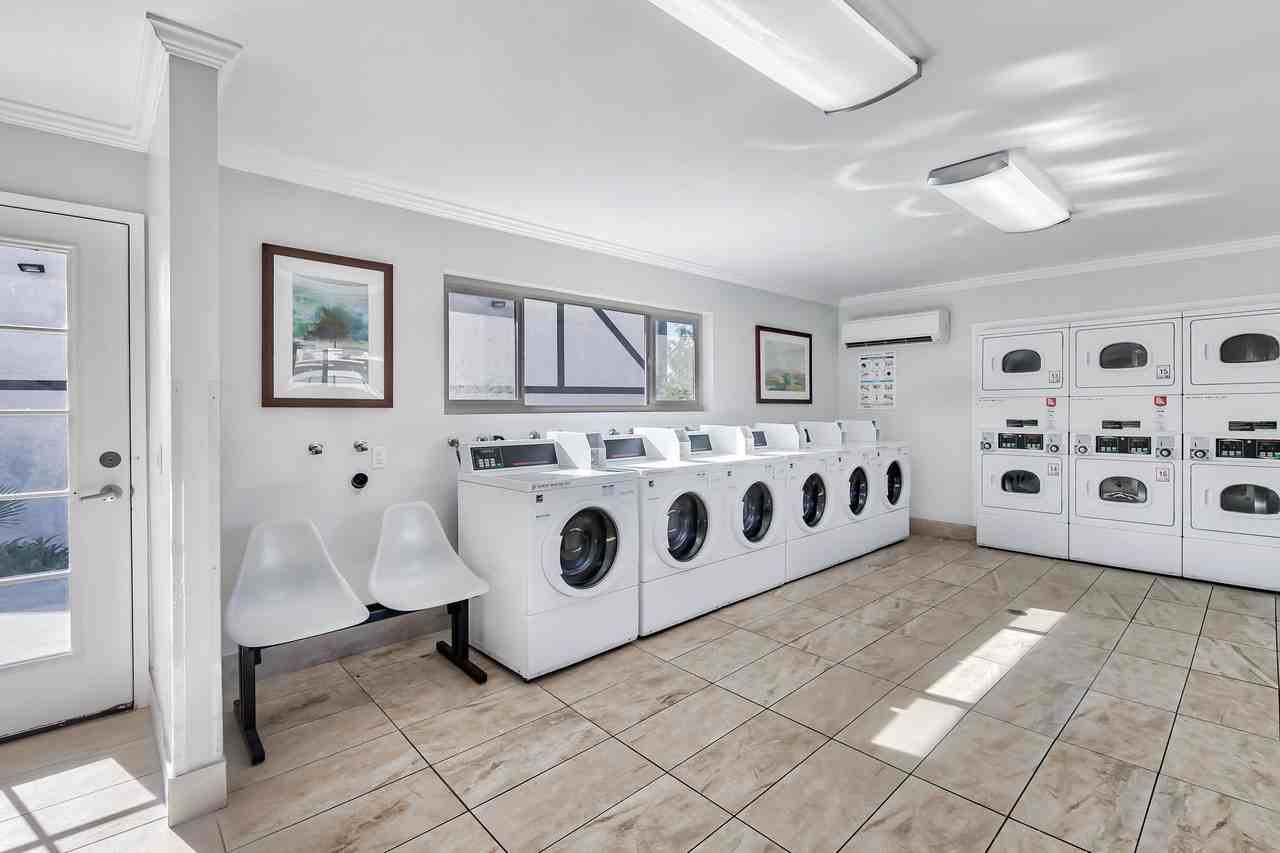 WINDSOR MANOR III - Photo 4 of 14