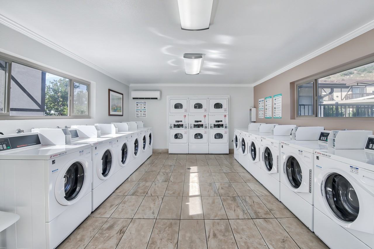 WINDSOR MANOR I - Photo 2 of 16