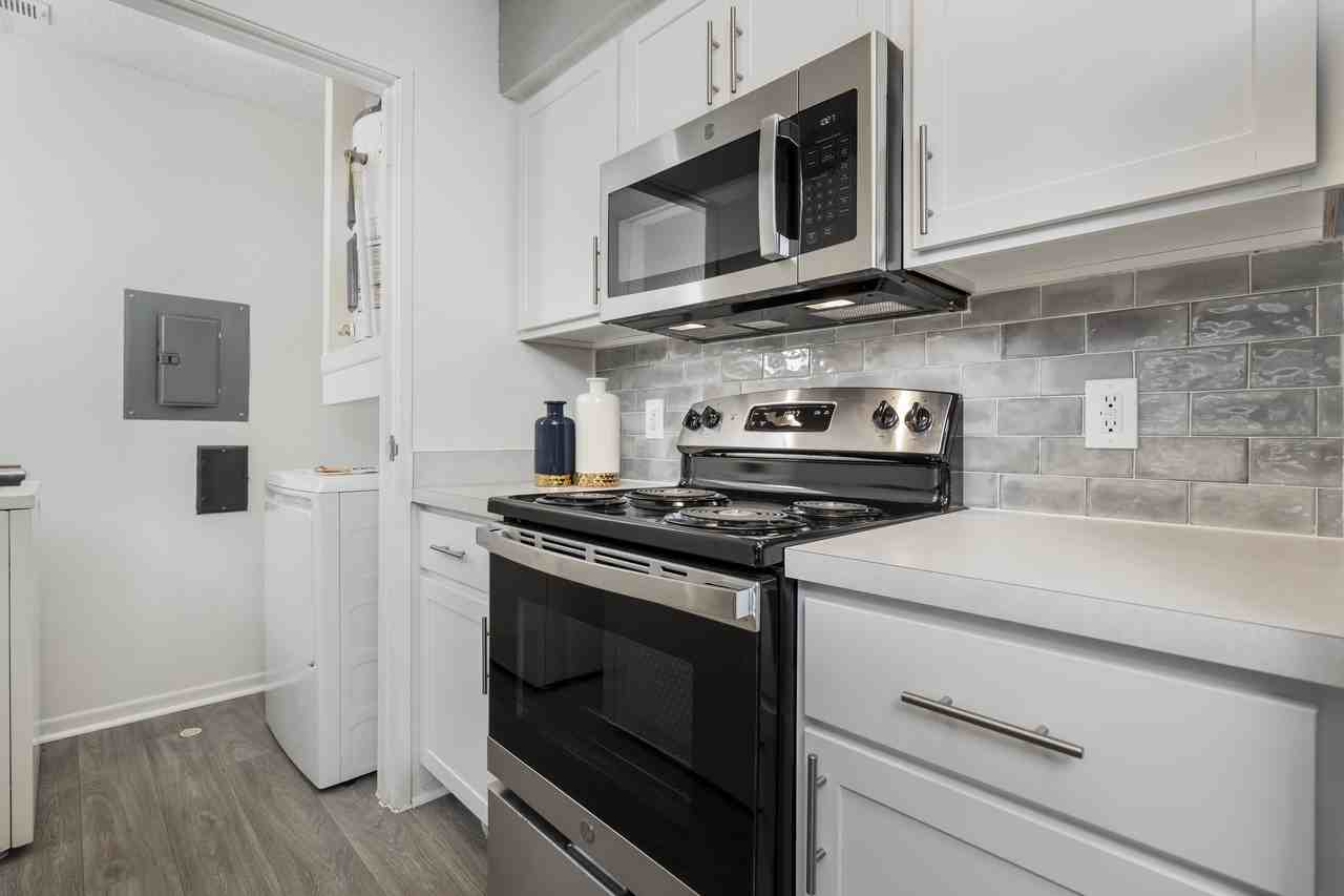 Fairlane Meadow Apartments and Townhomes - Photo 4 of 21