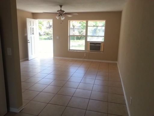 184 SE 27th Way - Photo 3 of 7