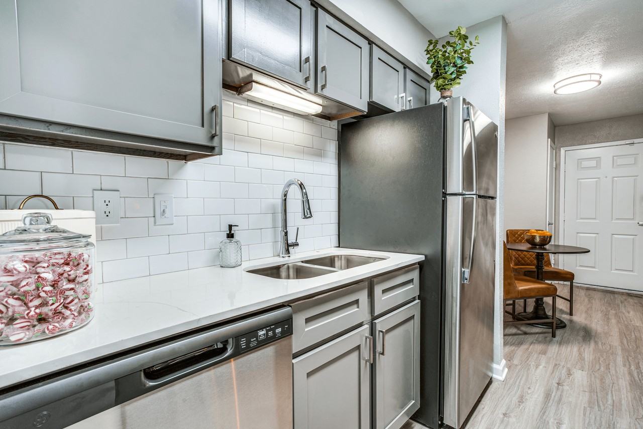 Richmond Apartments - Photo 3 of 36